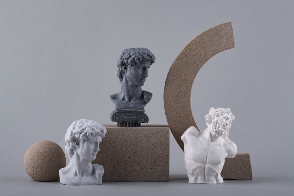 Qué materiales se utilizan en la escultura moderna